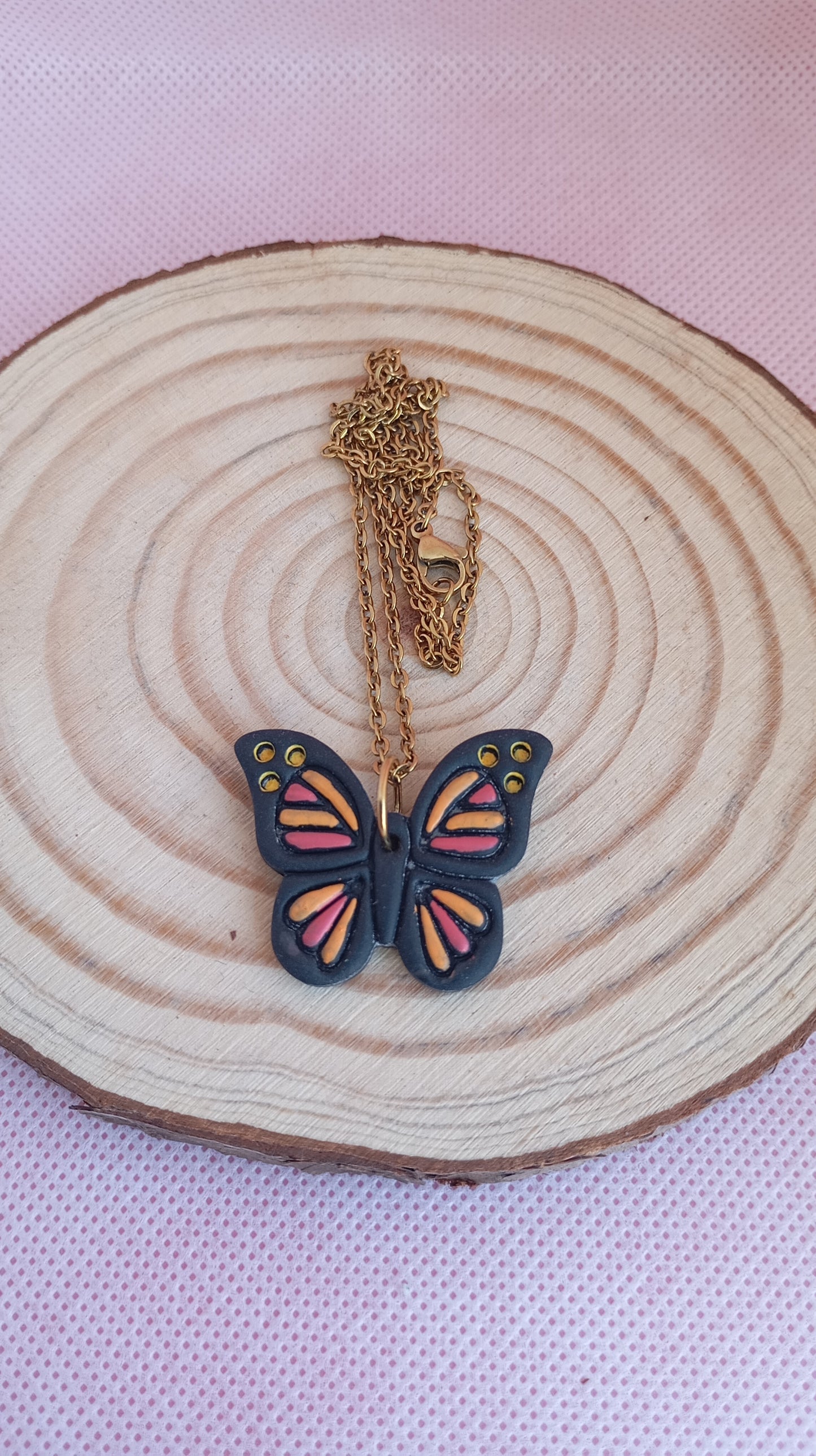 Collar mariposa negra
