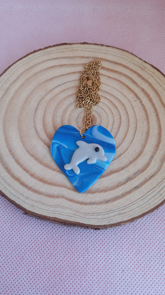 Collar delfín en mar